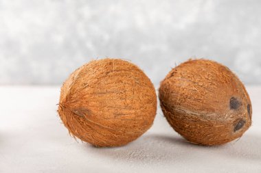 Tahta arka planda taze hindistan cevizi ve dilimler var. Hindistan cevizi gevreği. Vejetaryen. Tropik fındık, meyve. Mesaj için yer. Boşluğu kopyala.