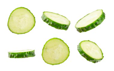 Salatalık beyaz arka planda izole edilmiş. Beyaz arka planda salatalık dilimi. Taze organik yeşil salatalıklar. Vejetaryen. Salata malzemesi. Çiftlik sebzeleri.