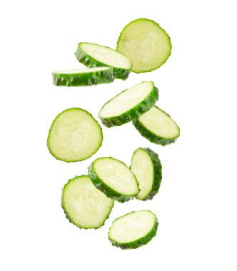 Salatalık beyaz arka planda izole edilmiş. Beyaz arka planda salatalık dilimi. Taze organik yeşil salatalıklar. Vejetaryen. Salata malzemesi. Çiftlik sebzeleri.