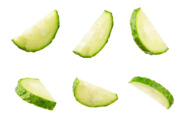 Salatalık beyaz arka planda izole edilmiş. Beyaz arka planda salatalık dilimi. Taze organik yeşil salatalıklar. Vejetaryen. Salata malzemesi. Çiftlik sebzeleri.