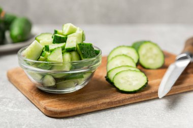 Ahşap arka planda salatalık. Arka planda bir parça salatalık. Taze organik yeşil salatalık turşusu. Vejetaryen. Salata malzemesi. Çiftlik sebzeleri. Sebzeleri bıçakla kes. Mesaj için yer var. Boşluğu kopyala