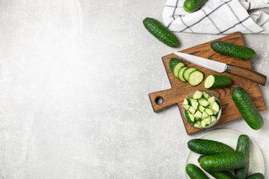 Ahşap arka planda salatalık. Arka planda bir parça salatalık. Taze organik yeşil salatalık turşusu. Vejetaryen. Salata malzemesi. Çiftlik sebzeleri. Sebzeleri bıçakla kes. Mesaj için yer var. Boşluğu kopyala