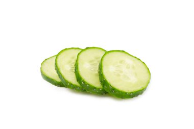 Salatalık beyaz arka planda izole edilmiş. Beyaz arka planda salatalık dilimi. Taze organik yeşil salatalıklar. Vejetaryen. Salata malzemesi. Çiftlik sebzeleri.