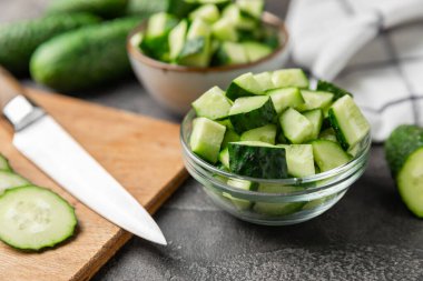 Ahşap arka planda salatalık. Arka planda bir parça salatalık. Taze organik yeşil salatalık turşusu. Vejetaryen. Salata malzemesi. Çiftlik sebzeleri. Sebzeleri bıçakla kes. Mesaj için yer var. Boşluğu kopyala