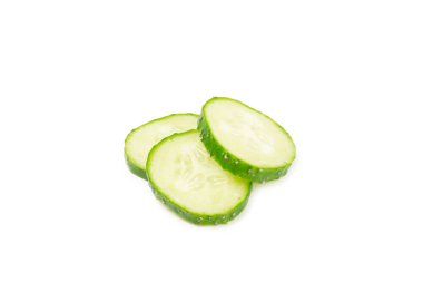 Salatalık beyaz arka planda izole edilmiş. Beyaz arka planda salatalık dilimi. Taze organik yeşil salatalıklar. Vejetaryen. Salata malzemesi. Çiftlik sebzeleri.