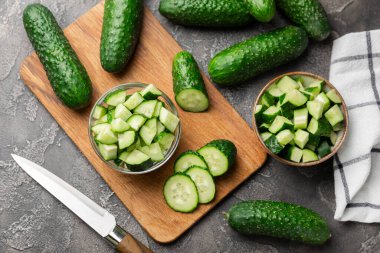 Ahşap arka planda salatalık. Arka planda bir parça salatalık. Taze organik yeşil salatalık turşusu. Vejetaryen. Salata malzemesi. Çiftlik sebzeleri. Sebzeleri bıçakla kes. Mesaj için yer var. Boşluğu kopyala