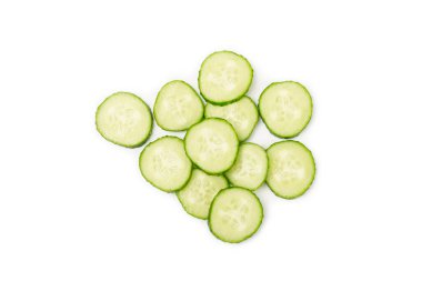 Salatalık beyaz arka planda izole edilmiş. Beyaz arka planda salatalık dilimi. Taze organik yeşil salatalıklar. Vejetaryen. Salata malzemesi. Çiftlik sebzeleri.