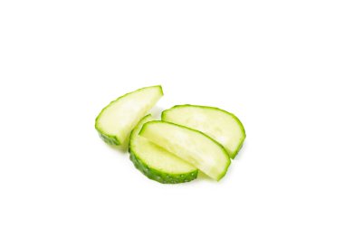 Salatalık beyaz arka planda izole edilmiş. Beyaz arka planda salatalık dilimi. Taze organik yeşil salatalıklar. Vejetaryen. Salata malzemesi. Çiftlik sebzeleri.