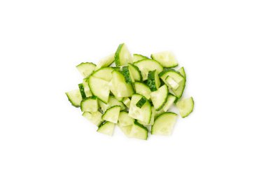 Salatalık beyaz arka planda izole edilmiş. Beyaz arka planda salatalık dilimi. Taze organik yeşil salatalıklar. Vejetaryen. Salata malzemesi. Çiftlik sebzeleri.