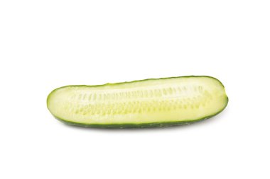 Salatalık beyaz arka planda izole edilmiş. Beyaz arka planda salatalık dilimi. Taze organik yeşil salatalıklar. Vejetaryen. Salata malzemesi. Çiftlik sebzeleri.