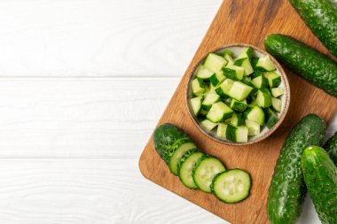 Ahşap arka planda salatalık. Arka planda bir parça salatalık. Taze organik yeşil salatalık turşusu. Vejetaryen. Salata malzemesi. Çiftlik sebzeleri. Sebzeleri bıçakla kes. Mesaj için yer var. Boşluğu kopyala