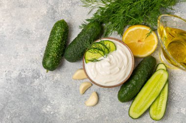 Ahşap bir masada salatalık kremalı tzatziki sosu. Tatar sosu. Geleneksel lezzetli aperatif. Yoğurt sosu. Tzatziki, salatalık, sarımsak, dereotu, limon, nane. Salata sosu. Kopya alanı.