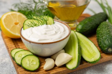 Ahşap bir masada salatalık kremalı tzatziki sosu. Tatar sosu. Geleneksel lezzetli aperatif. Yoğurt sosu. Tzatziki, salatalık, sarımsak, dereotu, limon, nane. Salata sosu. Kopya alanı.