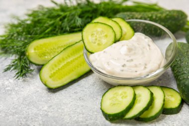 Ahşap bir masada salatalık kremalı tzatziki sosu. Tatar sosu. Geleneksel lezzetli aperatif. Yoğurt sosu. Tzatziki, salatalık, sarımsak, dereotu, limon, nane. Salata sosu. Kopya alanı.