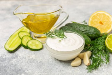 Ahşap bir masada salatalık kremalı tzatziki sosu. Tatar sosu. Geleneksel lezzetli aperatif. Yoğurt sosu. Tzatziki, salatalık, sarımsak, dereotu, limon, nane. Salata sosu. Kopya alanı.