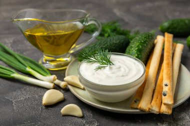 Ahşap bir masada salatalık kremalı tzatziki sosu. Tatar sosu. Geleneksel lezzetli aperatif. Yoğurt sosu. Tzatziki, salatalık, sarımsak, dereotu, limon, nane. Salata sosu. Kopya alanı.