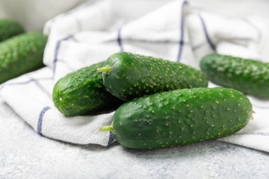 Ahşap arka planda salatalık. Arka planda bir parça salatalık. Taze organik yeşil salatalık turşusu. Vejetaryen. Salata malzemesi. Çiftlik sebzeleri. Sebzeleri bıçakla kes. Mesaj için yer var. Boşluğu kopyala