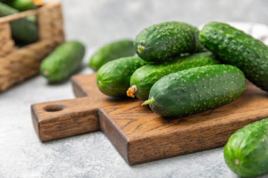 Ahşap arka planda salatalık. Arka planda bir parça salatalık. Taze organik yeşil salatalık turşusu. Vejetaryen. Salata malzemesi. Çiftlik sebzeleri. Sebzeleri bıçakla kes. Mesaj için yer var. Boşluğu kopyala