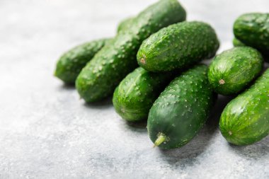 Ahşap arka planda salatalık. Arka planda bir parça salatalık. Taze organik yeşil salatalık turşusu. Vejetaryen. Salata malzemesi. Çiftlik sebzeleri. Sebzeleri bıçakla kes. Mesaj için yer var. Boşluğu kopyala