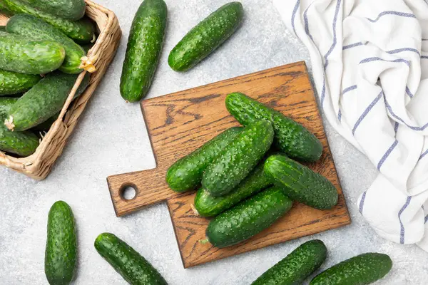 Ahşap arka planda salatalık. Arka planda bir parça salatalık. Taze organik yeşil salatalık turşusu. Vejetaryen. Salata malzemesi. Çiftlik sebzeleri. Sebzeleri bıçakla kes. Mesaj için yer var. Boşluğu kopyala