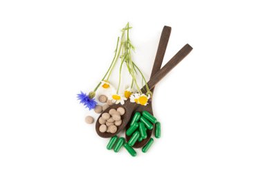 Alternatif ilaç bitkisel kapsül. Beyaz arka planda izole edilmiş. Bitkisel ve tabletler, vitaminler ve diyet takviyeleri. Tıbbi ve şifalı bitkiler. 