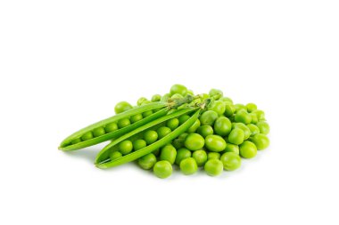 Taze yeşil bezelye kabukları ve beyaz arka planda izole edilmiş yeşil bezelyeler. Tatlı yeşil bezelyeler. Yeşil bezelye fasulyesi sebzesi. Vejetaryen. sağlıklı yeşil sebze.