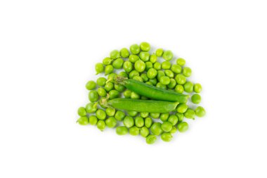 Taze yeşil bezelye kabukları ve beyaz arka planda izole edilmiş yeşil bezelyeler. Tatlı yeşil bezelyeler. Yeşil bezelye fasulyesi sebzesi. Vejetaryen. sağlıklı yeşil sebze.