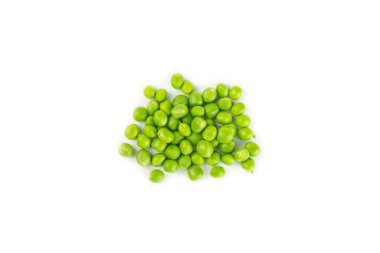 Taze yeşil bezelye kabukları ve beyaz arka planda izole edilmiş yeşil bezelyeler. Tatlı yeşil bezelyeler. Yeşil bezelye fasulyesi sebzesi. Vejetaryen. sağlıklı yeşil sebze.