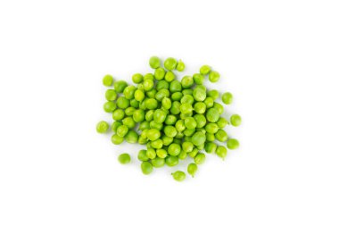 Taze yeşil bezelye kabukları ve beyaz arka planda izole edilmiş yeşil bezelyeler. Tatlı yeşil bezelyeler. Yeşil bezelye fasulyesi sebzesi. Vejetaryen. sağlıklı yeşil sebze.