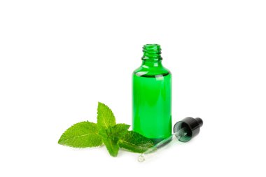 Beyaz arka planda izole edilmiş temel yağ nanesi. Naneli esaslı yağ ve taze nane yaprakları. Bir şişe aromaterapi yağı. Nane özütü. Doğal kozmetik konsepti, spa bakımı