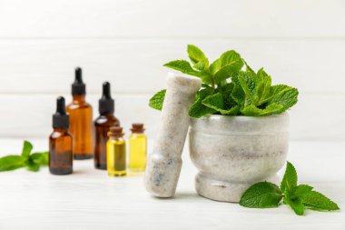 Ahşap zemin üzerinde havan ve kabuk ile taze nane. Melissa gider. Şifalı bitkiler, ilaç için havanda yeşil nane yaprakları. Mesaj için alan. Boşluğu kopyala.