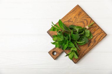 Naneli. Ahşap arka planda taze organik nane yaprakları. Nane yaprakları. Nane şekeri. Yakın plan. Mesaj için yer var. Boşluğu kopyala.