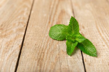 Naneli. Ahşap arka planda taze organik nane yaprakları. Nane yaprakları. Nane şekeri. Yakın plan. Mesaj için yer var. Boşluğu kopyala.