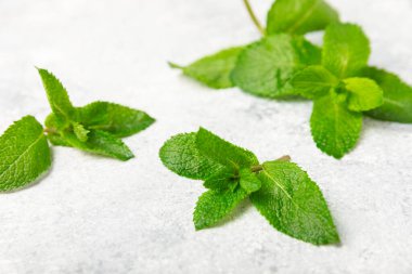 Naneli. Ahşap arka planda taze organik nane yaprakları. Nane yaprakları. Nane şekeri. Yakın plan. Mesaj için yer var. Boşluğu kopyala.