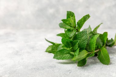Naneli. Ahşap arka planda taze organik nane yaprakları. Nane yaprakları. Nane şekeri. Yakın plan. Mesaj için yer var. Boşluğu kopyala.