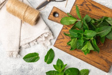 Naneli. Ahşap arka planda taze organik nane yaprakları. Nane yaprakları. Nane şekeri. Yakın plan. Mesaj için yer var. Boşluğu kopyala.