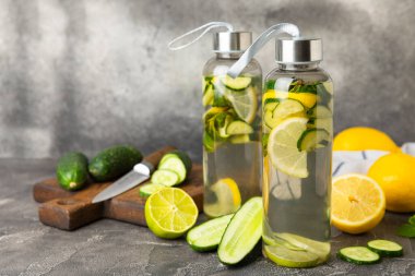 Salatalık suyu, limon, nane ve ahşap bir masada. İçme bardağında dilimlenmiş salatalık ile karıştırılmış su. Tonik ferahlatıcı bir içecek. Salatalık limonata. Doğal soğutma içeceği. Boşluğu kopyala.