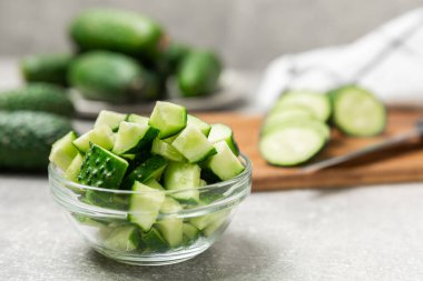 Ahşap arka planda salatalık. Arka planda bir parça salatalık. Taze organik yeşil salatalık turşusu. Vejetaryen. Salata malzemesi. Çiftlik sebzeleri. Sebzeleri bıçakla kes. Mesaj için yer var. Boşluğu kopyala