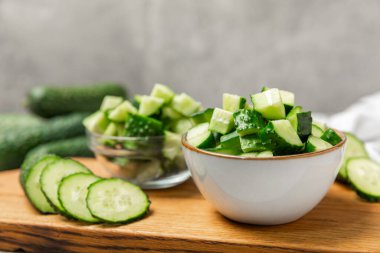 Ahşap arka planda salatalık. Arka planda bir parça salatalık. Taze organik yeşil salatalık turşusu. Vejetaryen. Salata malzemesi. Çiftlik sebzeleri. Sebzeleri bıçakla kes. Mesaj için yer var. Boşluğu kopyala