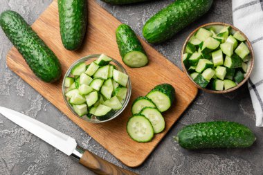 Ahşap arka planda salatalık. Arka planda bir parça salatalık. Taze organik yeşil salatalık turşusu. Vejetaryen. Salata malzemesi. Çiftlik sebzeleri. Sebzeleri bıçakla kes. Mesaj için yer var. Boşluğu kopyala