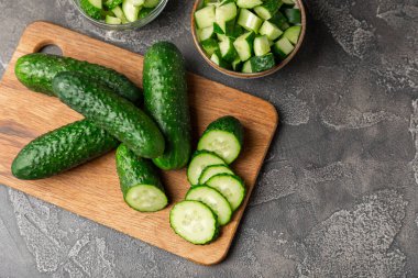 Ahşap arka planda salatalık. Arka planda bir parça salatalık. Taze organik yeşil salatalık turşusu. Vejetaryen. Salata malzemesi. Çiftlik sebzeleri. Sebzeleri bıçakla kes. Mesaj için yer var. Boşluğu kopyala