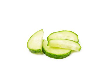 Salatalık beyaz arka planda izole edilmiş. Beyaz arka planda salatalık dilimi. Taze organik yeşil salatalıklar. Vejetaryen. Salata malzemesi. Çiftlik sebzeleri.