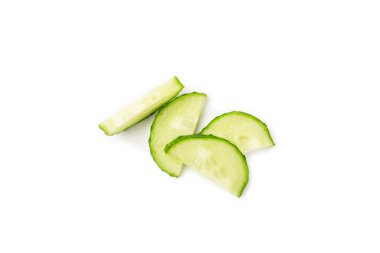 Salatalık beyaz arka planda izole edilmiş. Beyaz arka planda salatalık dilimi. Taze organik yeşil salatalıklar. Vejetaryen. Salata malzemesi. Çiftlik sebzeleri.