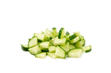 Salatalık beyaz arka planda izole edilmiş. Beyaz arka planda salatalık dilimi. Taze organik yeşil salatalıklar. Vejetaryen. Salata malzemesi. Çiftlik sebzeleri.