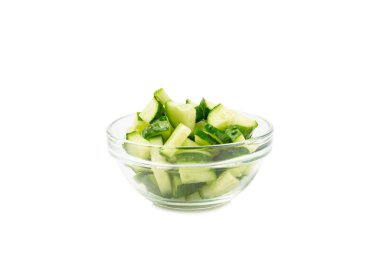 Salatalık beyaz arka planda izole edilmiş. Beyaz arka planda salatalık dilimi. Taze organik yeşil salatalıklar. Vejetaryen. Salata malzemesi. Çiftlik sebzeleri.