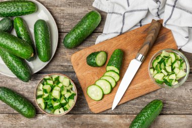 Ahşap arka planda salatalık. Arka planda bir parça salatalık. Taze organik yeşil salatalık turşusu. Vejetaryen. Salata malzemesi. Çiftlik sebzeleri. Sebzeleri bıçakla kes. Mesaj için yer var. Boşluğu kopyala