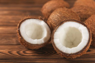 Tahta arka planda taze hindistan cevizi ve dilimler var. Hindistan cevizi gevreği. Vejetaryen. Tropik fındık, meyve. Mesaj için yer. Boşluğu kopyala.