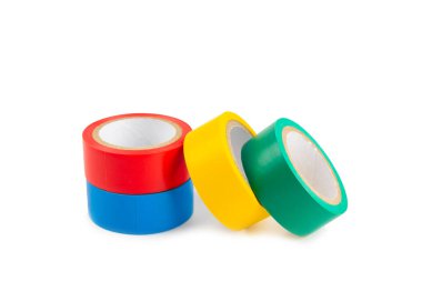 Beyaz arka planda izole edilmiş bant. Farklı renkte izolasyon bantları. Yalıtım bandı. İnşaat aletleri. Elektrikçi aletleri. Bir parça selobant..