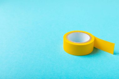 Parlak renkli arka plandaki bant yalıtılıyor. Farklı renkte izolasyon bantları. Yalıtım bandı. İnşaat aletleri. Elektrikçi aletleri. Bir parça koli bandı. Metin için boşluk. Boşluğu kopyala.