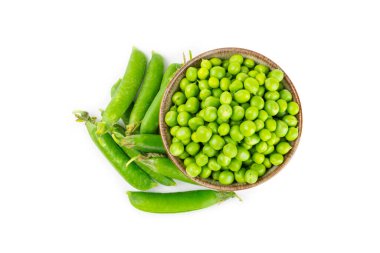 Taze yeşil bezelye kabukları ve beyaz arka planda izole edilmiş yeşil bezelyeler. Tatlı yeşil bezelyeler. Yeşil bezelye fasulyesi sebzesi. Vejetaryen. sağlıklı sebze